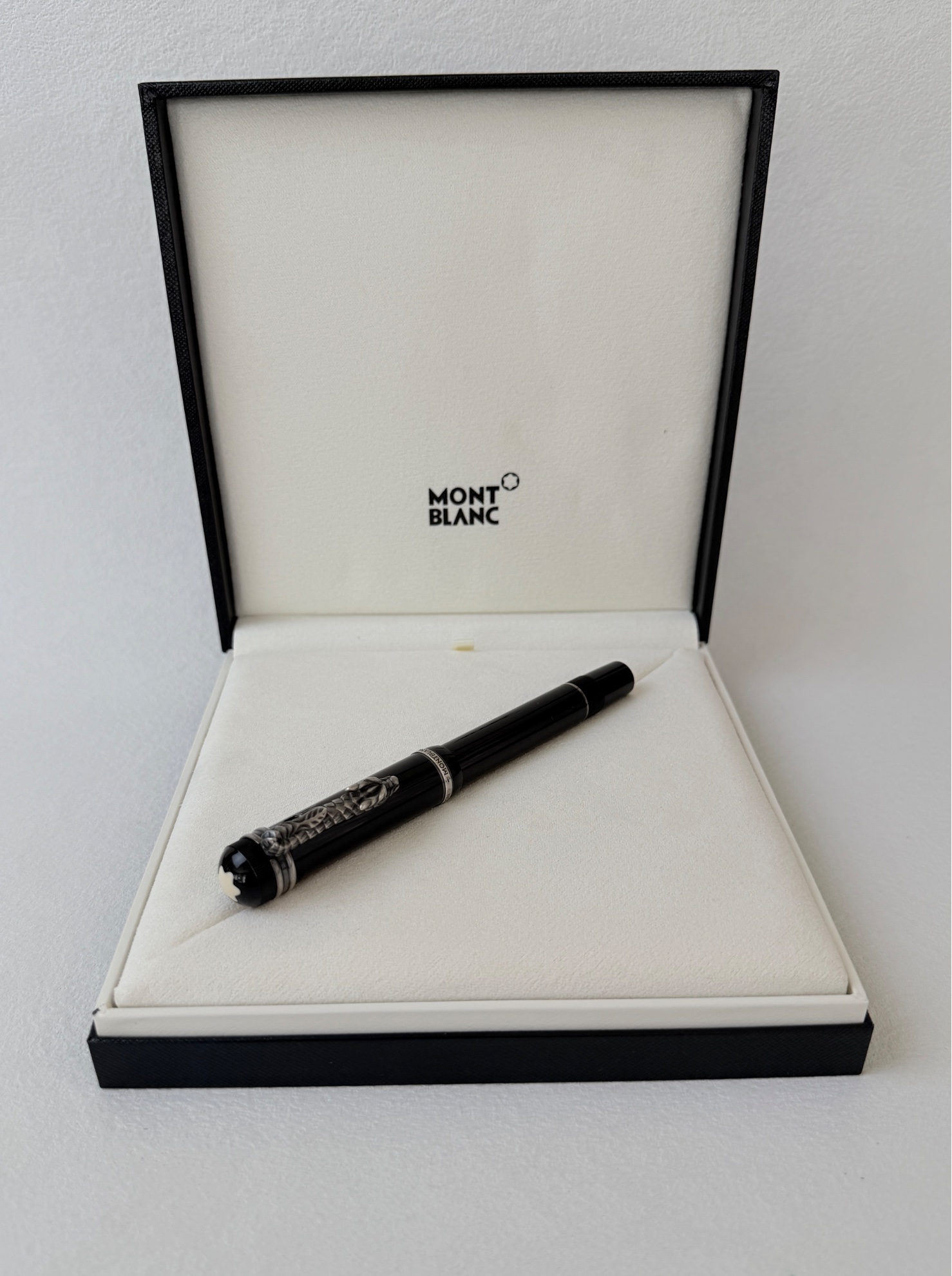 Montblanc Writers Edition Imperial Dragon Fountain Pen 18K Gold Medium Nib