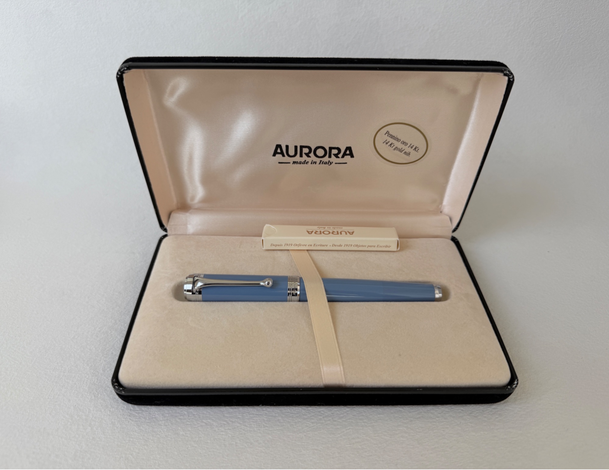 Aurora Light Blue Fountain Pen 14K Gold M Nib with Two Ink Refills