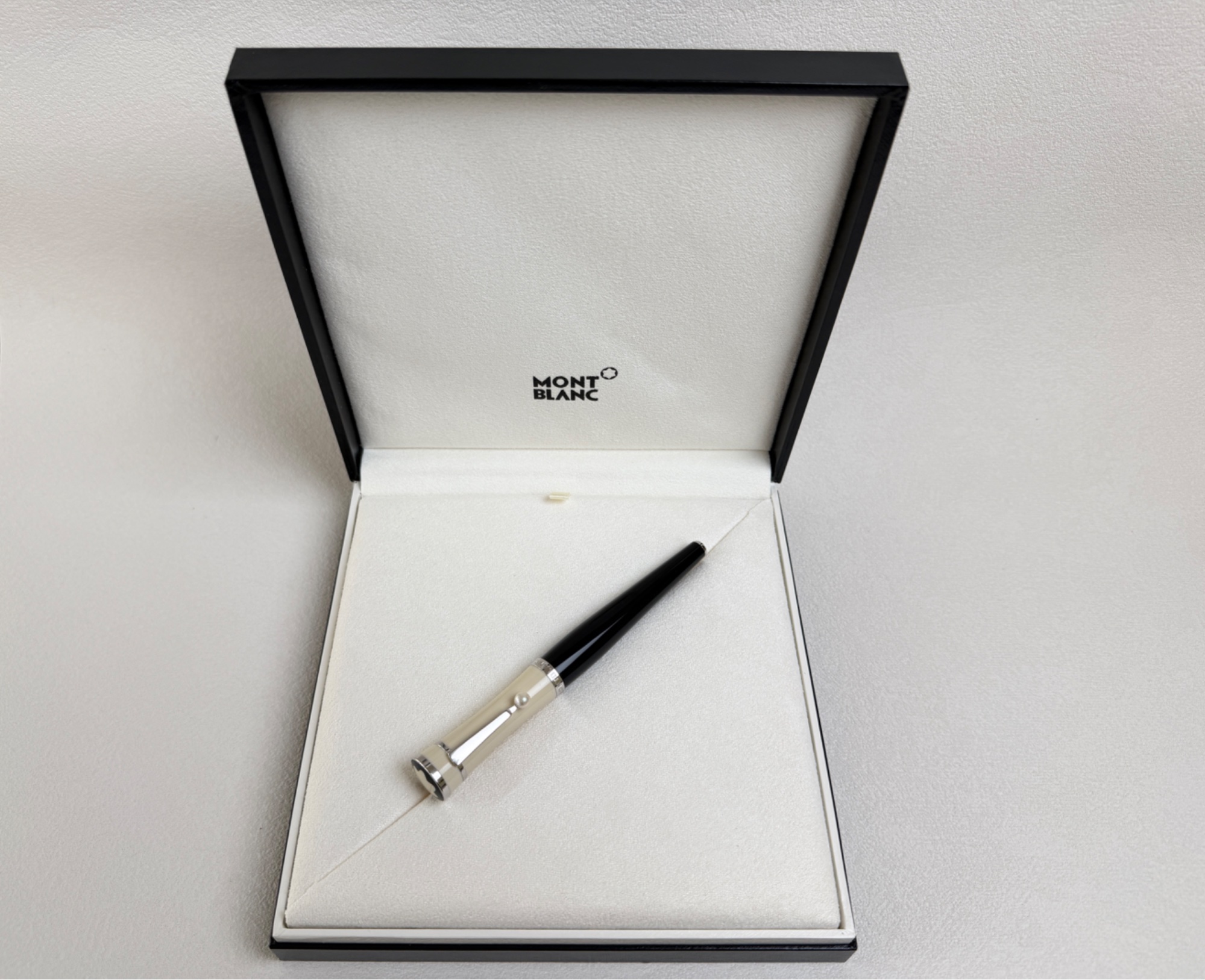 Montblanc Greta Garbo Special Edition Fountain Pen 18K Gold M Nib