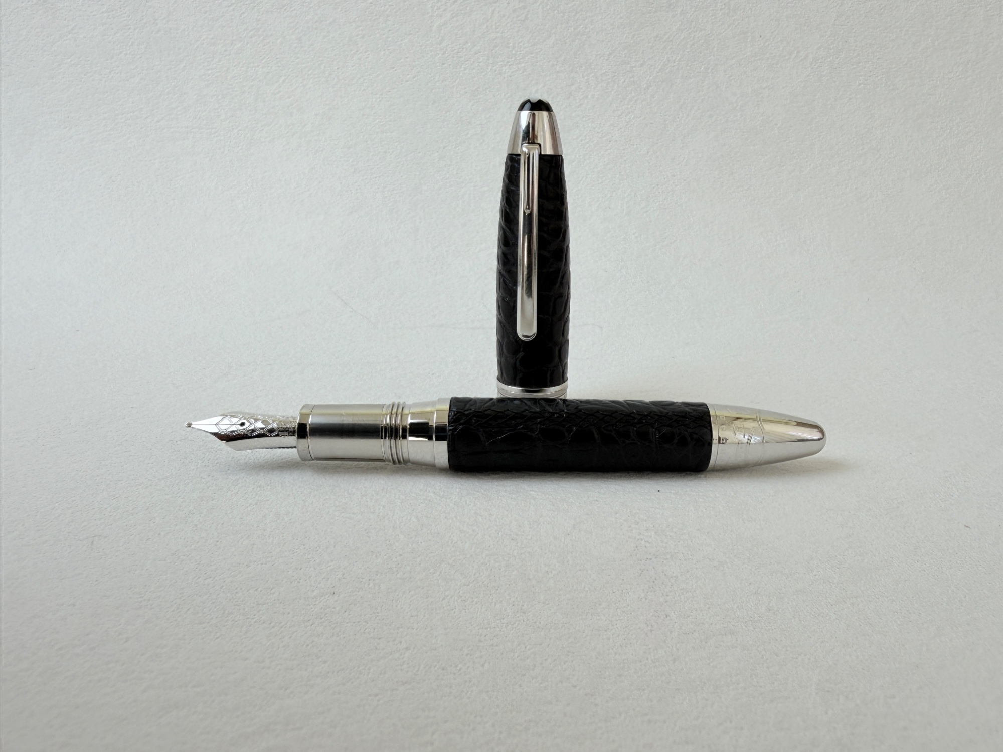 Montblanc Great Masters Alligator Leather Dark Blue Fountain Pen 18K Gold Nib