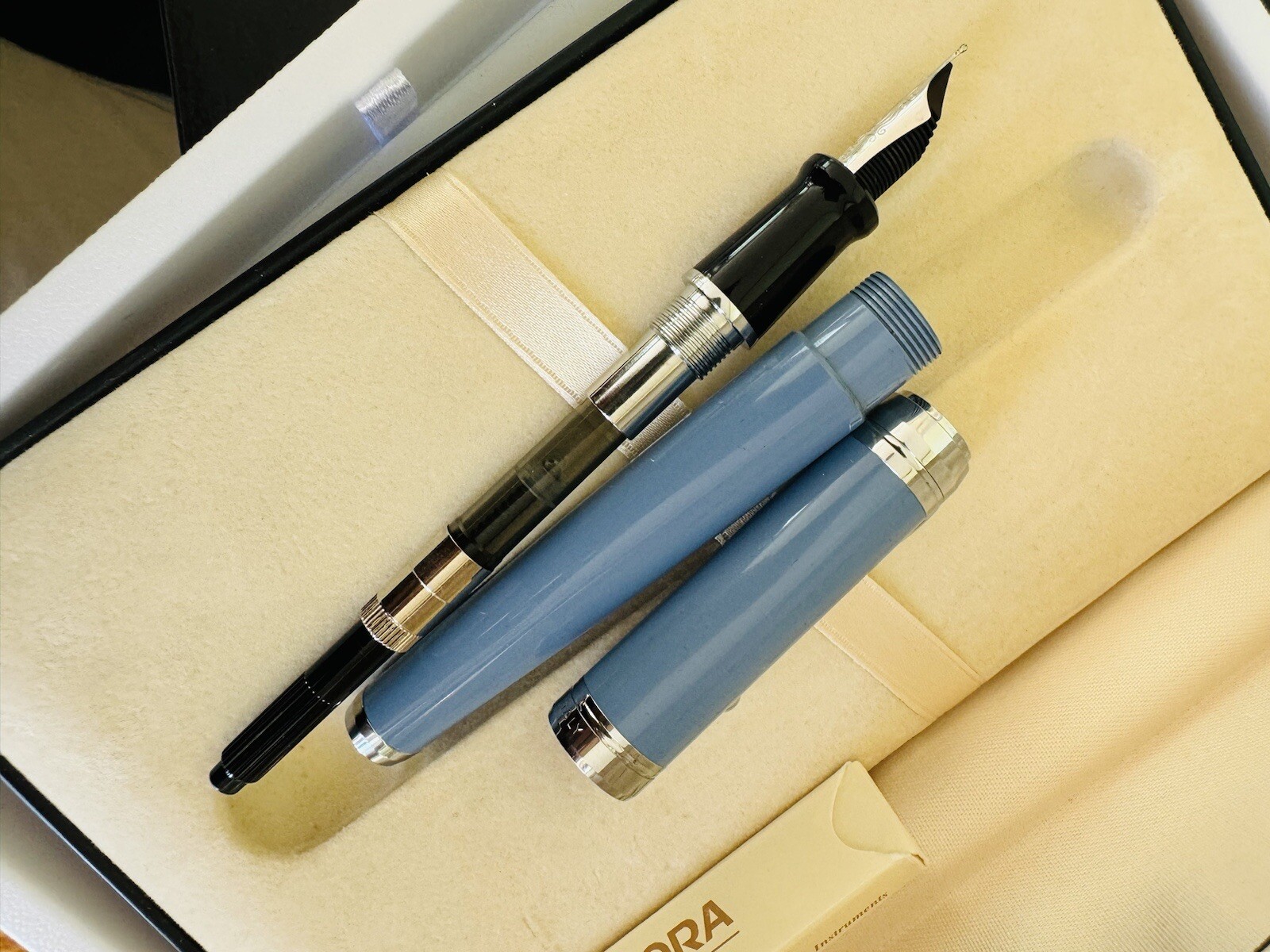Aurora Light Blue Fountain Pen 14K Gold M Nib with Two Ink Refills - Image 7