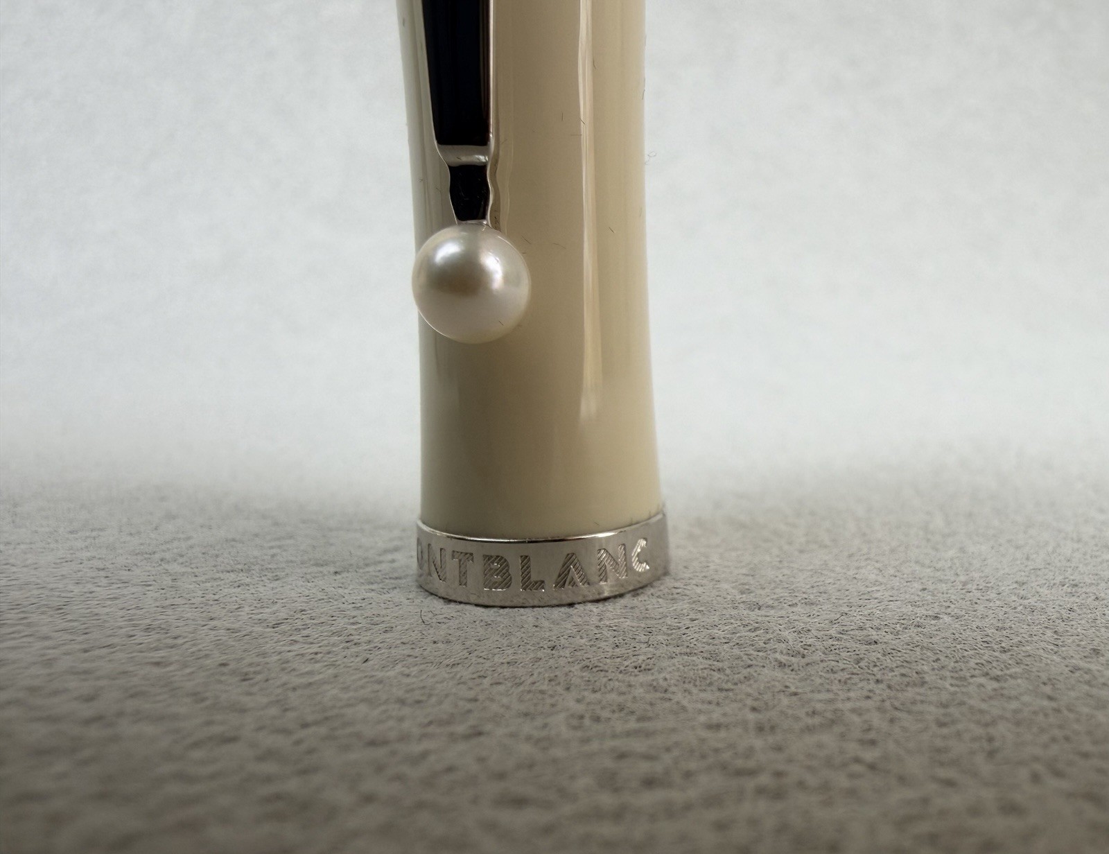 Montblanc Greta Garbo Special Edition Fountain Pen 18K Gold M Nib - Image 7