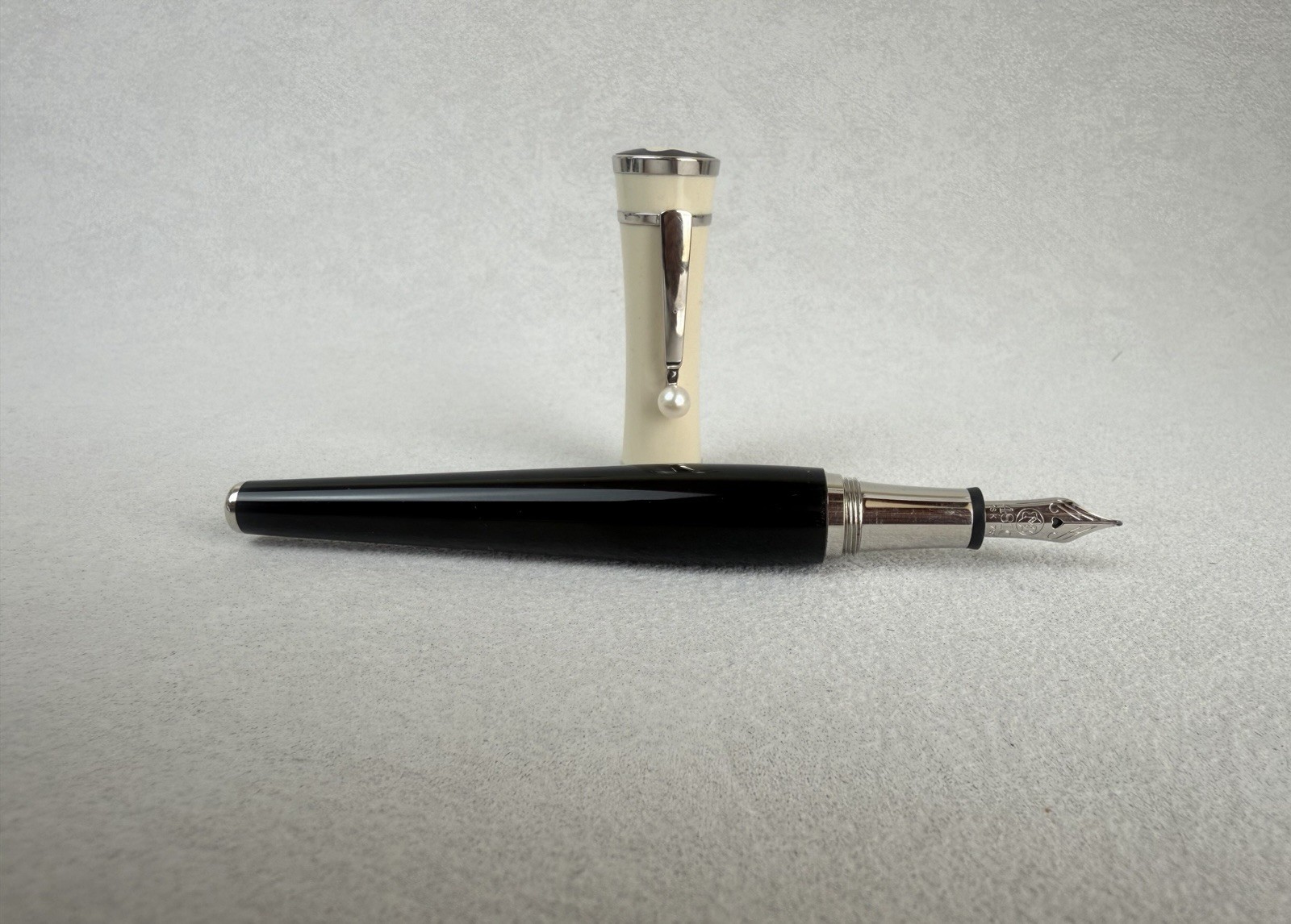 Montblanc Greta Garbo Special Edition Fountain Pen 18K Gold M Nib - Image 2