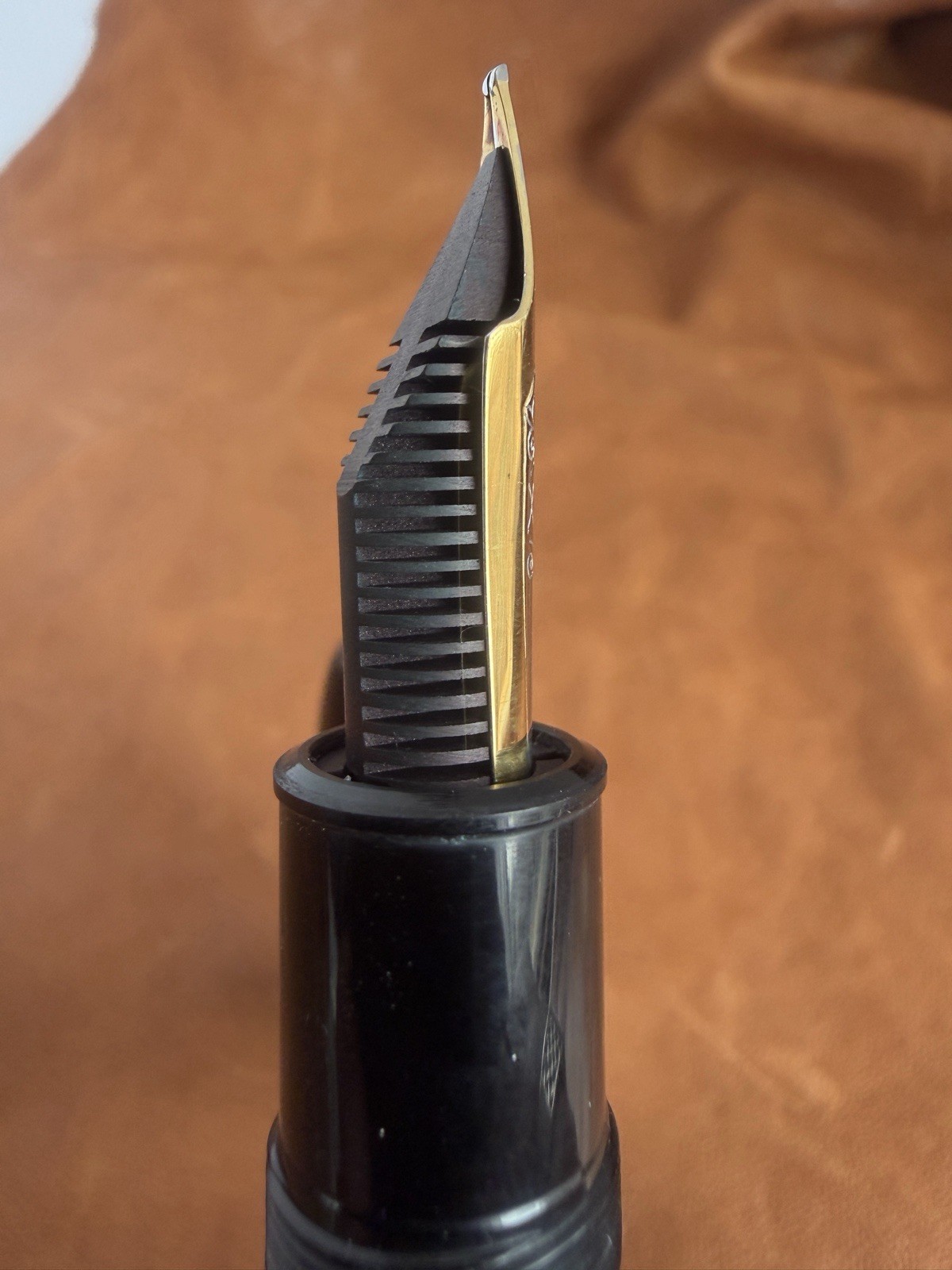 Montblanc Meisterstuck 149 Fountain Pen 18C Gold Broad Nib - Image 9