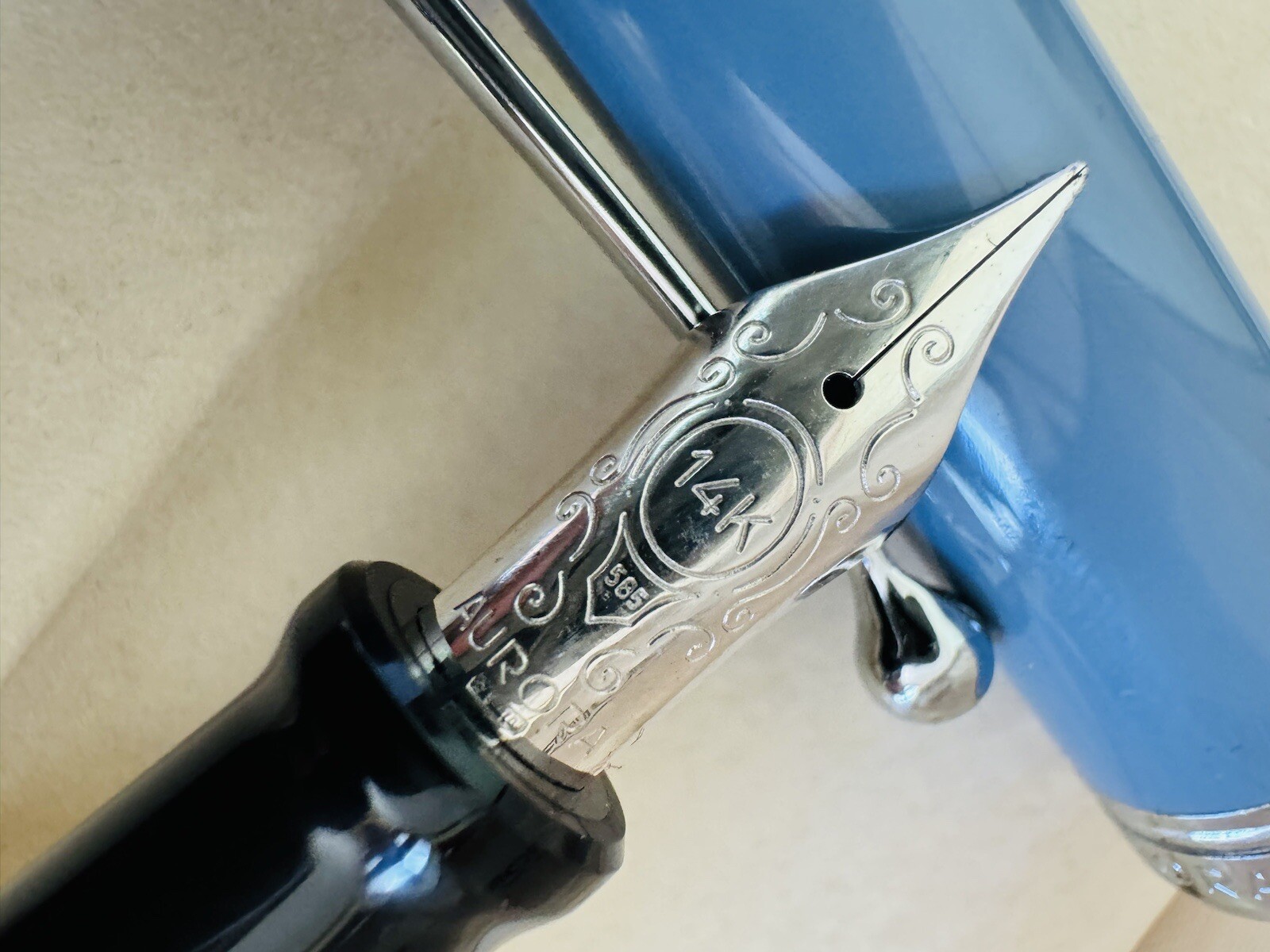 Aurora Light Blue Fountain Pen 14K Gold M Nib with Two Ink Refills - Image 5