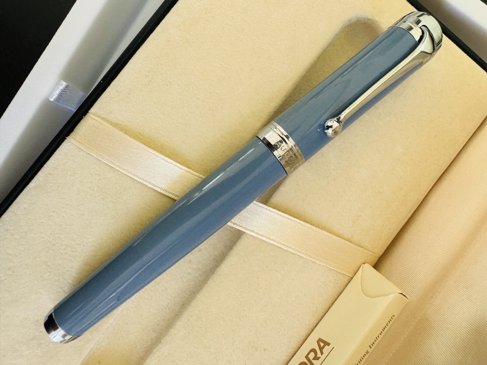 Aurora Light Blue Fountain Pen 14K Gold M Nib with Two Ink Refills - Image 2