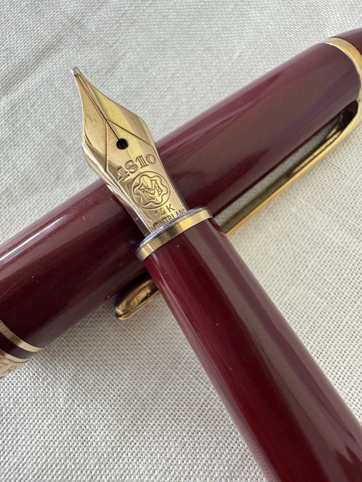 Montblanc Meisterstuck 144 Fountain Pen Burgundy Gold M Nib