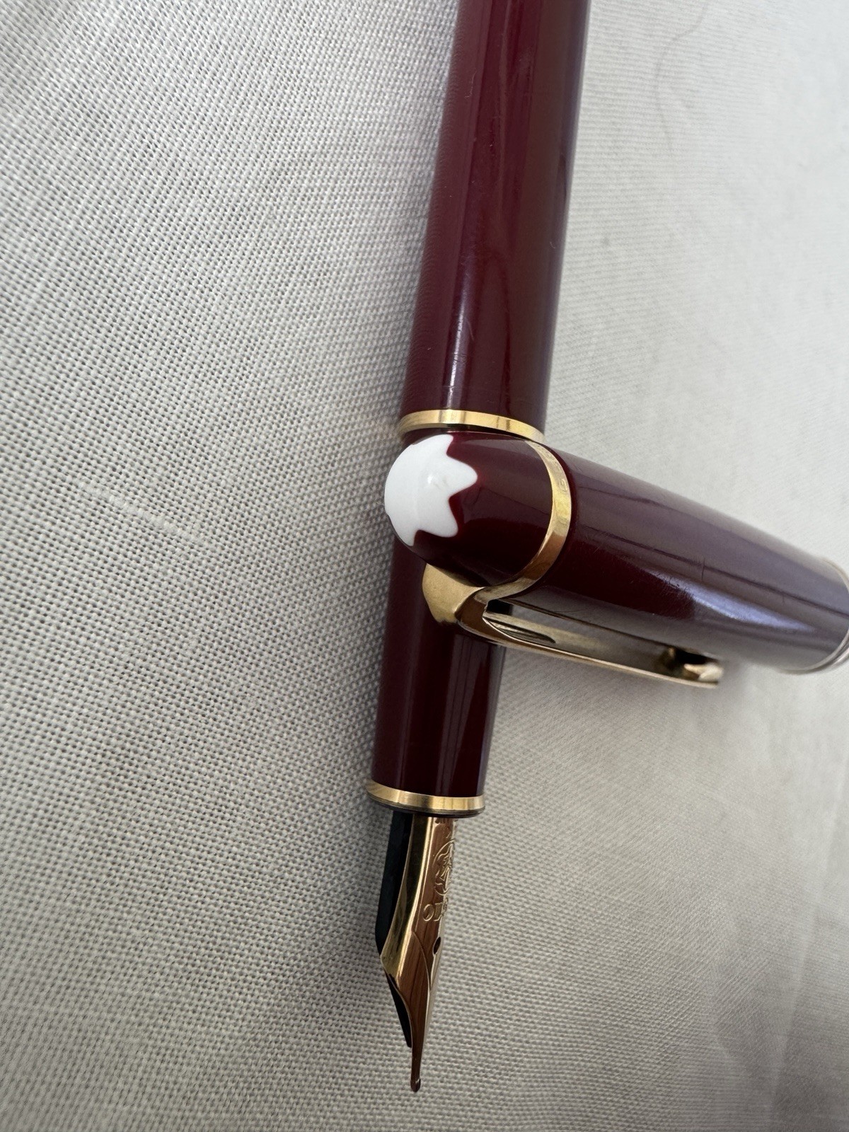 Montblanc Meisterstuck 144 Fountain Pen Burgundy Gold M Nib - Image 9