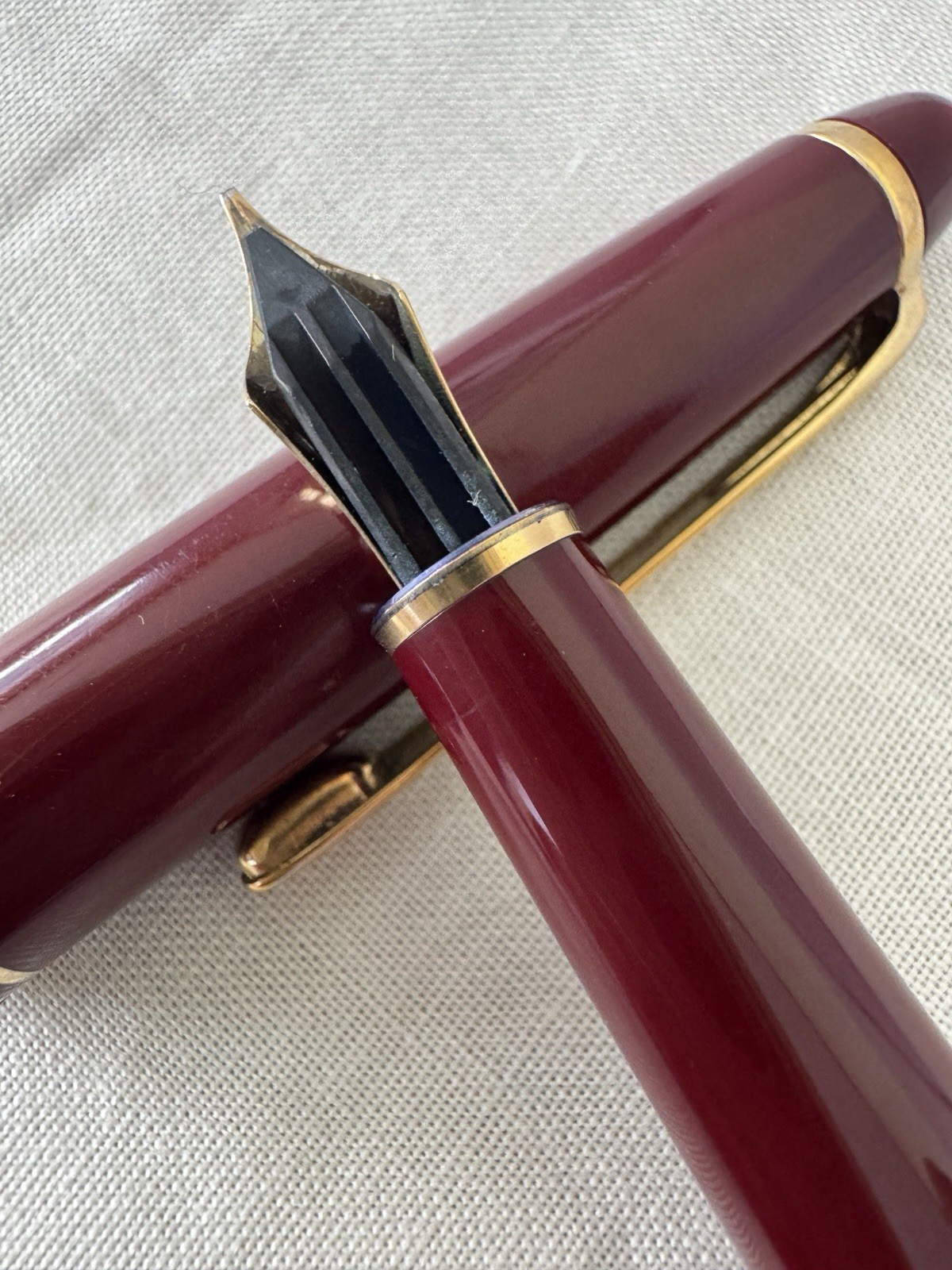 Montblanc Meisterstuck 144 Fountain Pen Burgundy Gold M Nib - Image 5