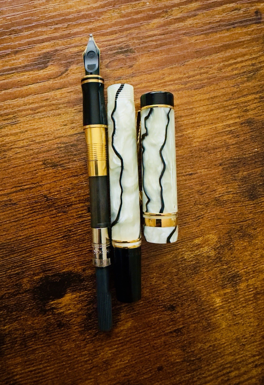 Parker Duofold International Fountain Pen Pearl & Black 18K Gold B Nib - Image 8