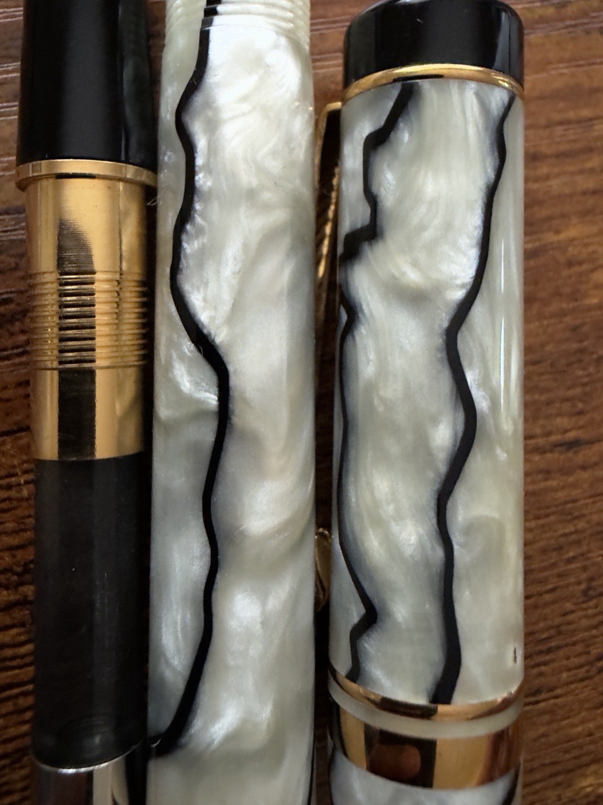 Parker Duofold International Fountain Pen Pearl & Black 18K Gold B Nib - Image 9