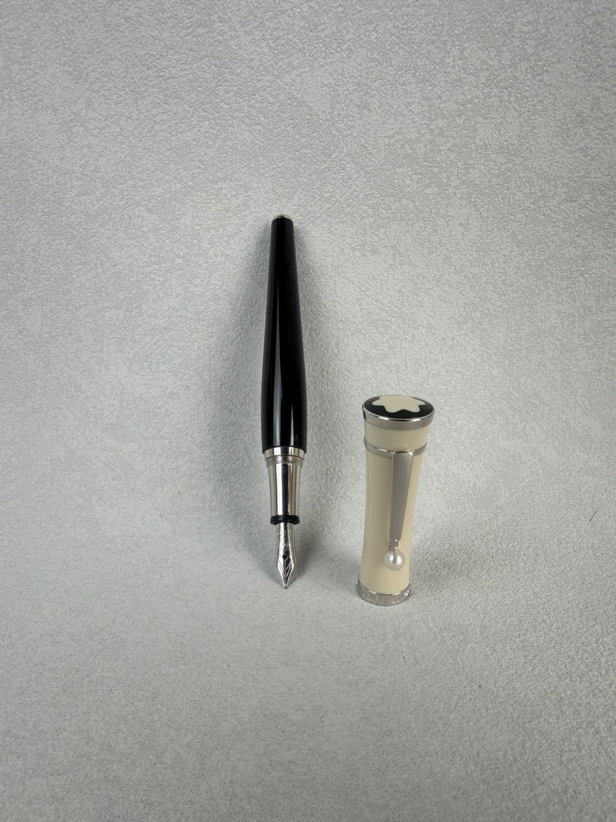 Montblanc Greta Garbo Special Edition Fountain Pen 18K Gold M Nib