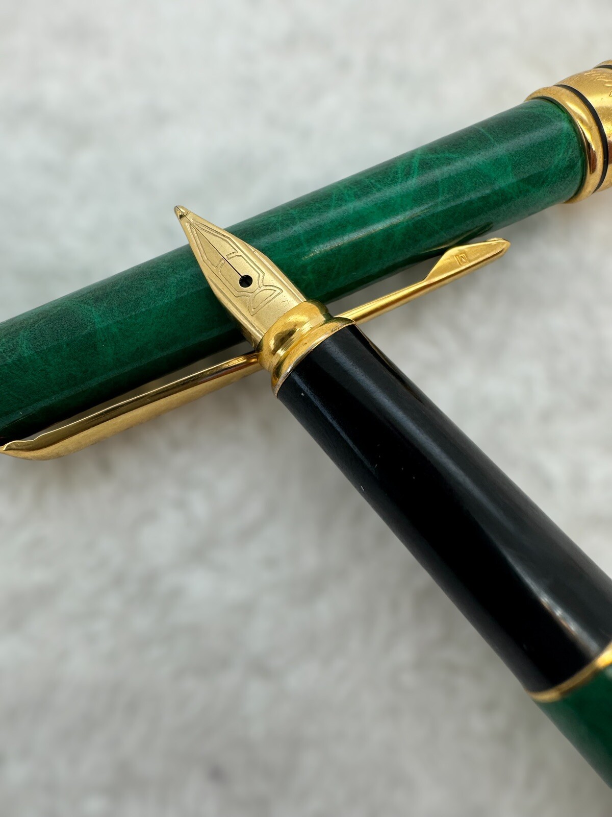 Aurora Magellano A18 Green Lacquer Fountain Pen Steel Medium Nib - Image 3