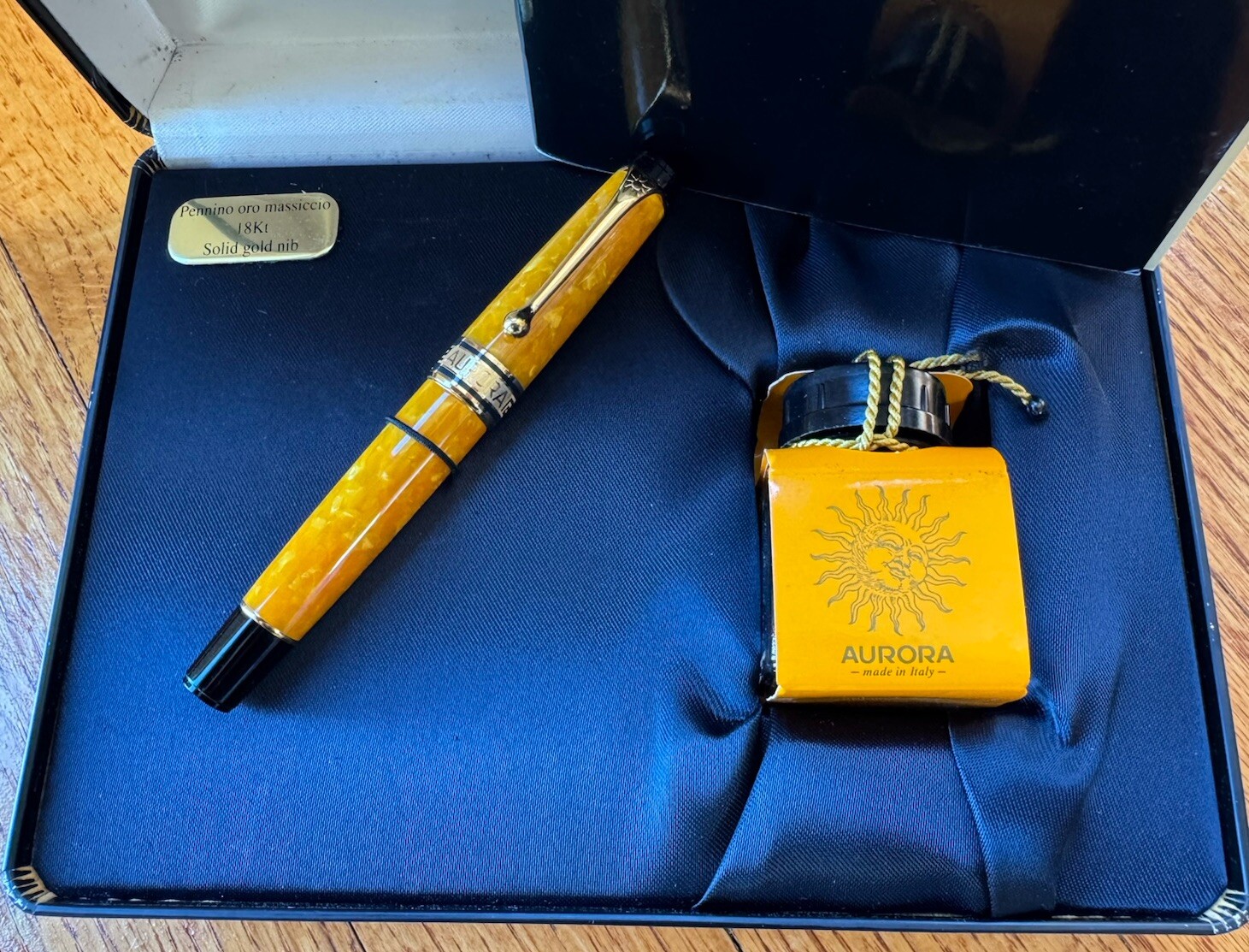 Aurora Optima Limited Edition Fountain Pen Set 18K Gold Nib - Image 5