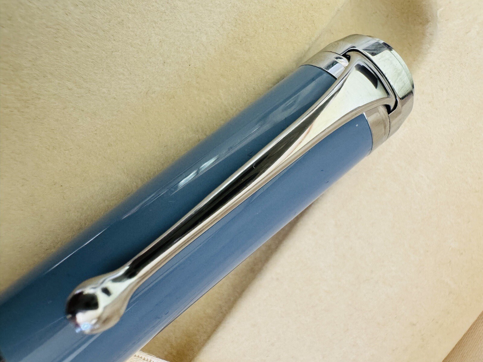 Aurora Light Blue Fountain Pen 14K Gold M Nib with Two Ink Refills - Image 4