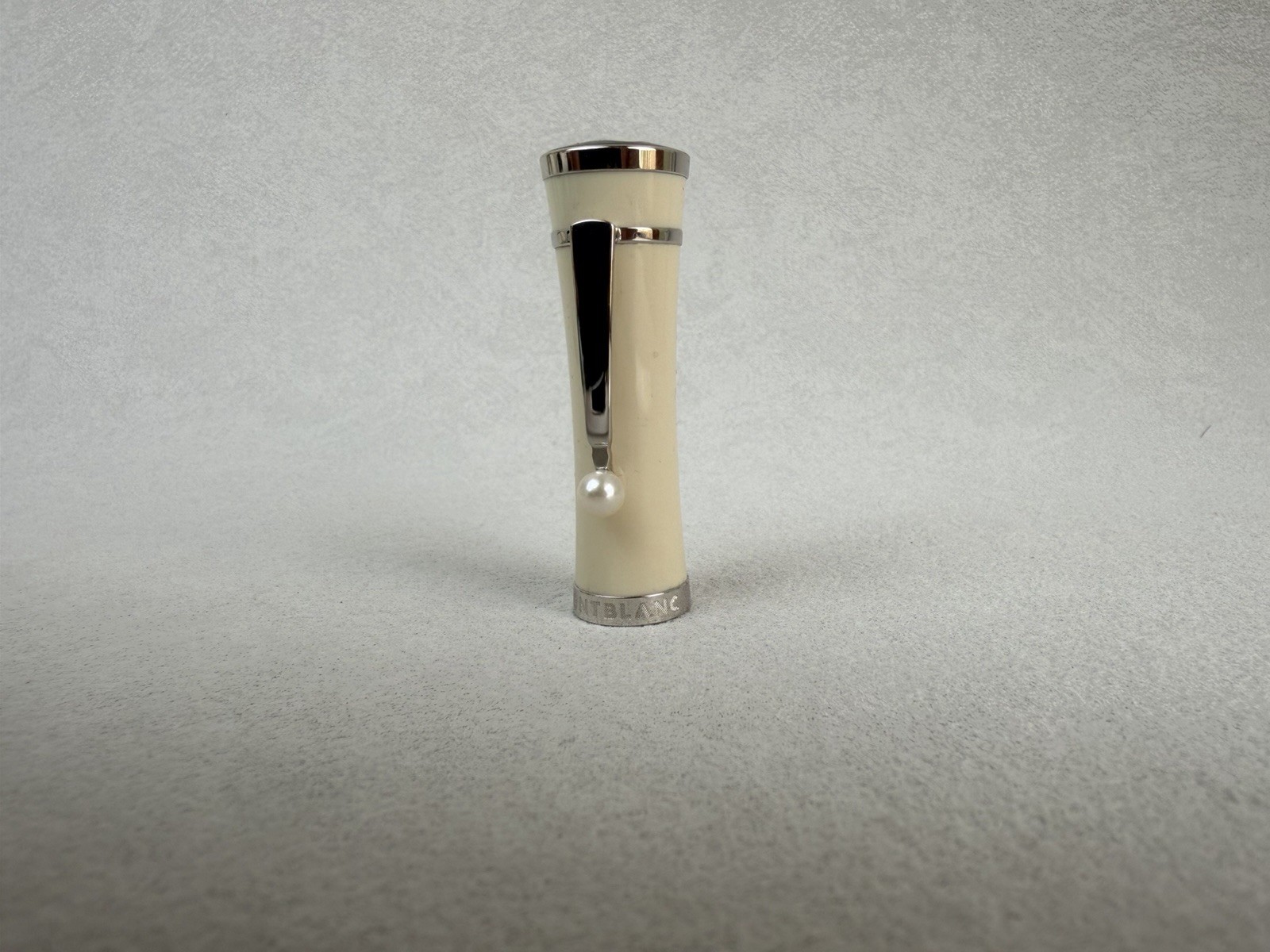 Montblanc Greta Garbo Special Edition Fountain Pen 18K Gold M Nib - Image 5