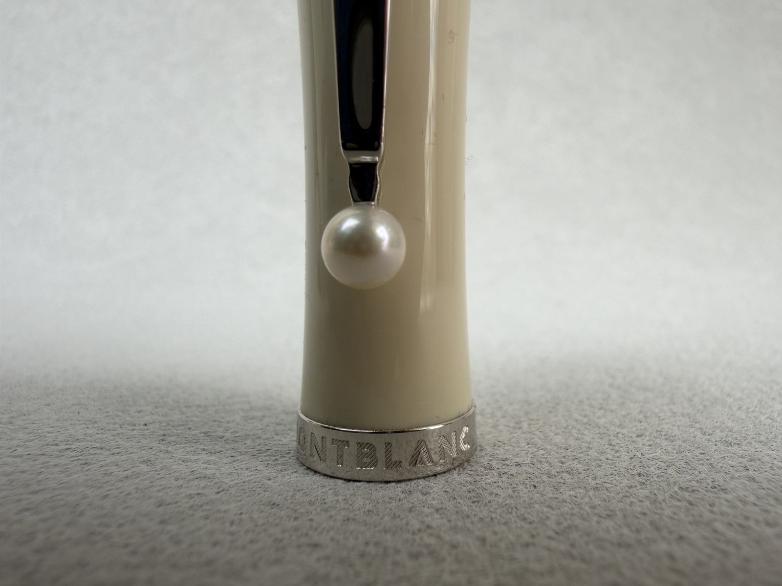 Montblanc Greta Garbo Special Edition Fountain Pen 18K Gold M Nib - Image 9