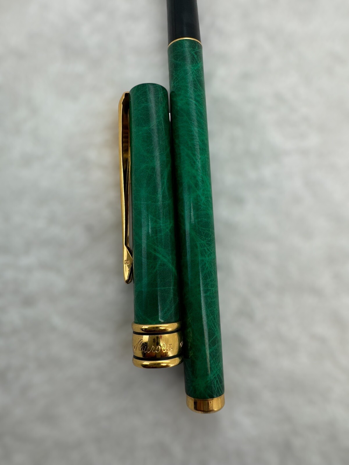 Aurora Magellano A18 Green Lacquer Fountain Pen Steel Medium Nib - Image 2
